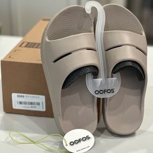 Oofos Ooahh unisex Nomad slide Men's size 8/ women's size 10.